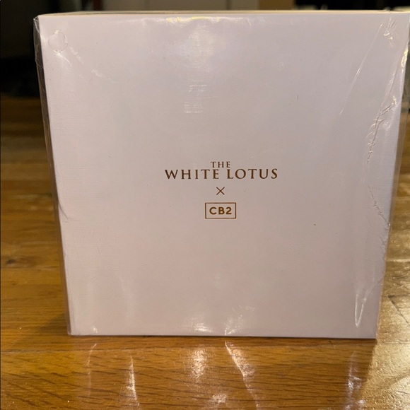 NWT EXCLUSIVE
LIMITED EDITION
Embroidered Cocktail Napkins Set 4 The White Lotus - Picture 5 of 7